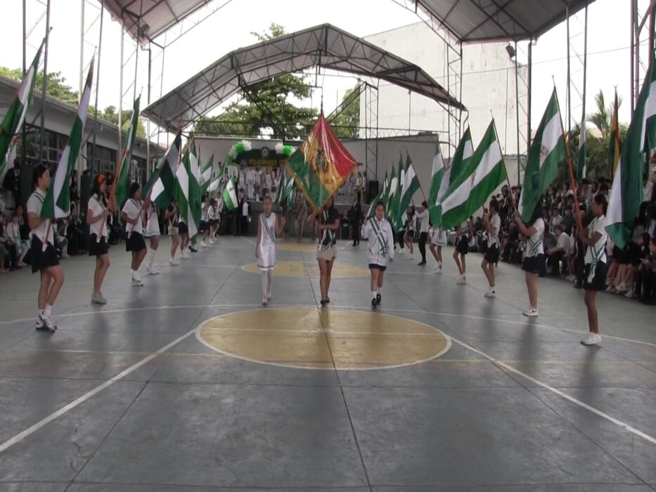 COLEGIO JESÚS MAESTRO CELEBRA A SANTA CRUZ CON DESFILE Y FERIA CULTURAL